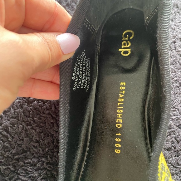 Gap snake skin yellow and black flats - Picture 2 of 3